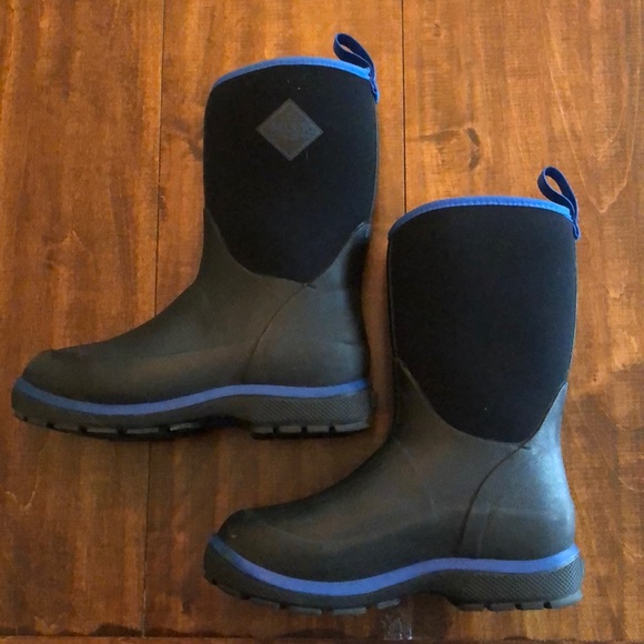 kids muck boots size 5